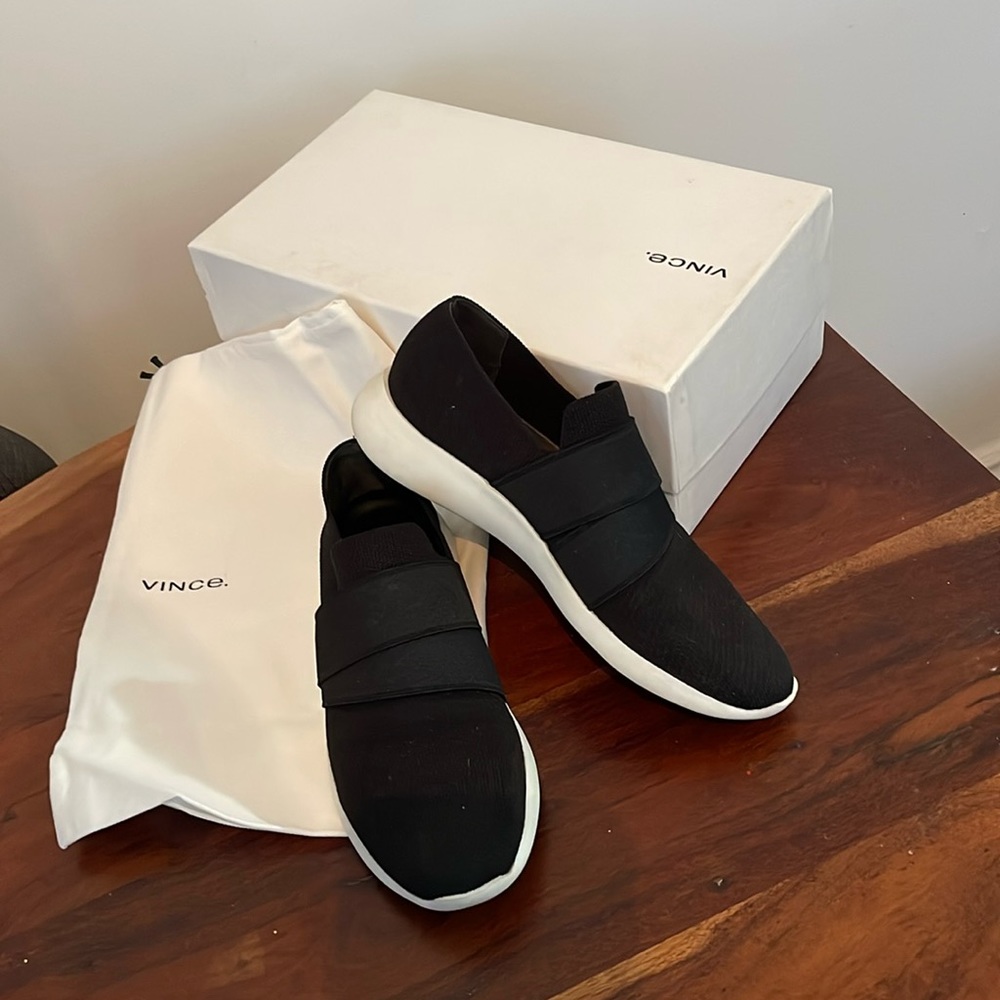 VINCE ASTON black slip on ** Feather Light